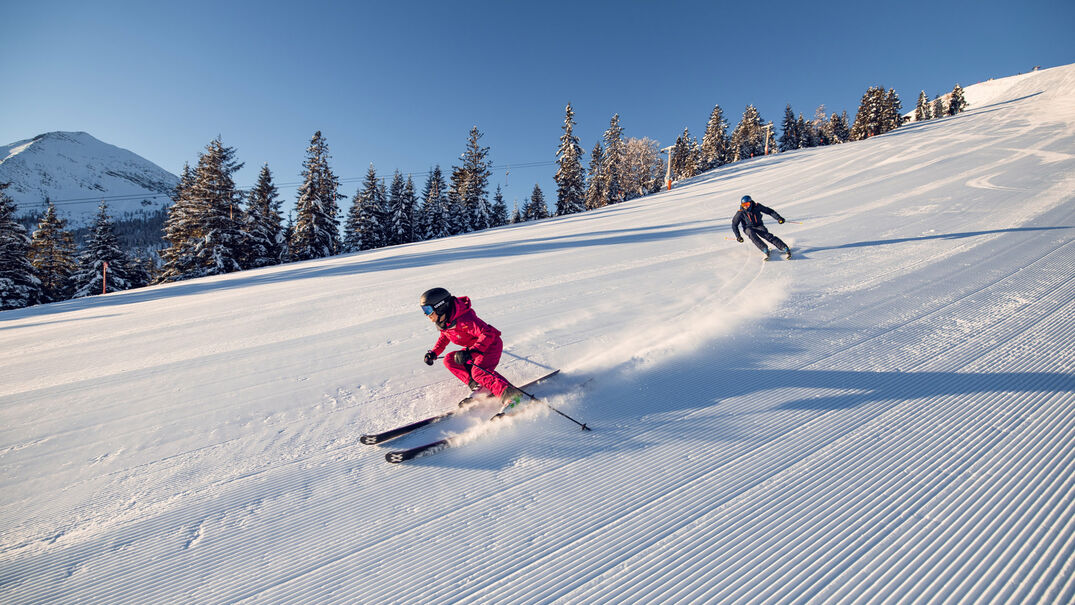 Skifahren in Achenkirch am Achensee Bei strahlendem Wetter genießen zwei Skifahrer ihren Tag bei den Hochalmliften Christlum in Achenkirch am Achensee.