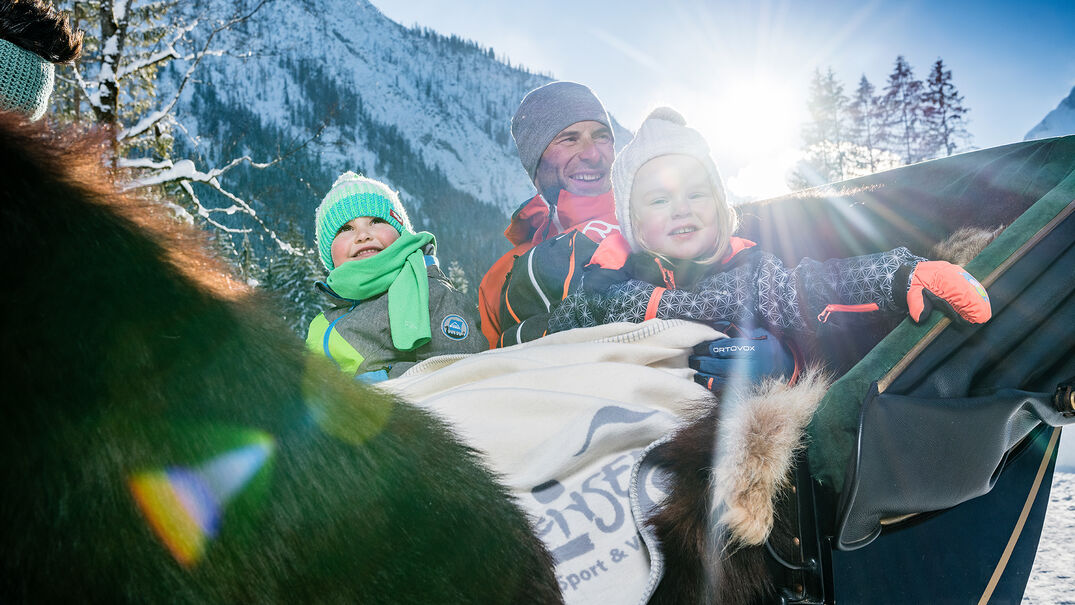 Pferdekutschenfahrt mit der Familie am Achensee Abseits der Piste eignet sich eine Kutschenfahrt perfekt, um die Gegend rund um den Achensee zu erkunden. Die Fahrt in die tief verschneiten Karwendeltäler ist für die ganze Familie ein Erlebnis.