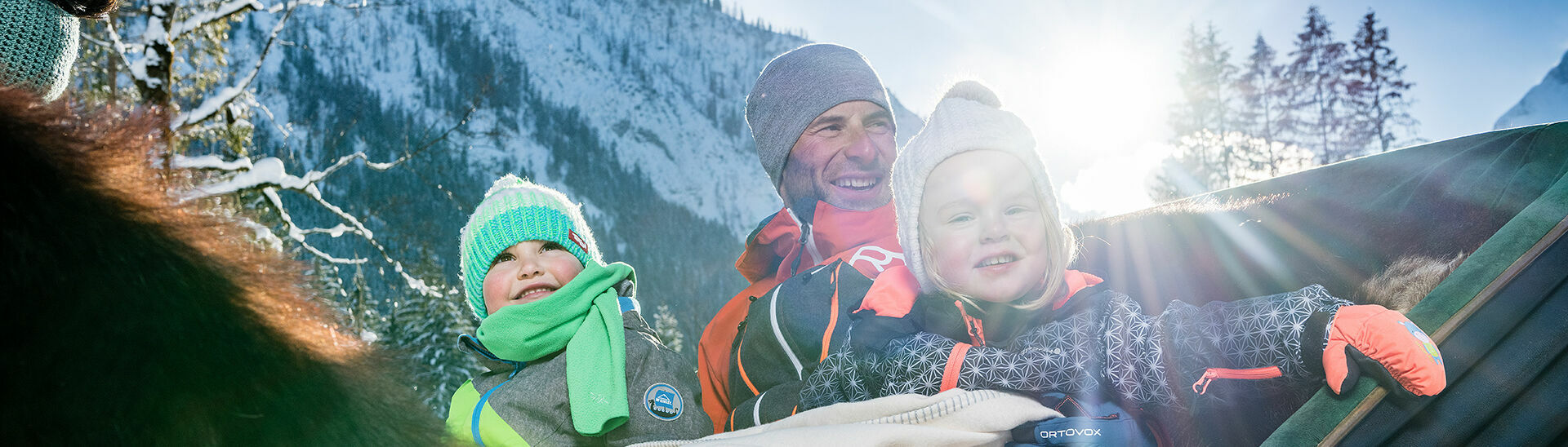 Abseits der Piste eignet sich eine Kutschenfahrt perfekt, um die Gegend rund um den Achensee zu erkunden. Die Fahrt in die tief verschneiten Karwendeltäler ist für die ganze Familie ein Erlebnis.}