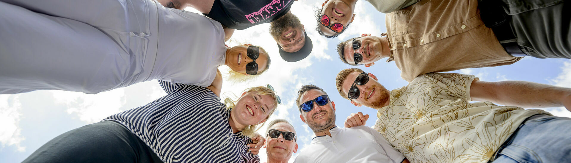 Vereine am Achensee Ein Team an Frauen & Männern steckt die Köpfe zusammen.}