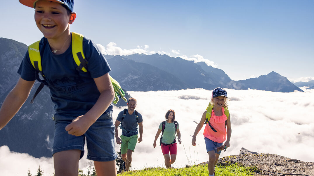 Das Karwendelgebirge, auf der westlichen Seite des Achensees, lädt Familien auf ein spannendes Wanderabenteuer ein.