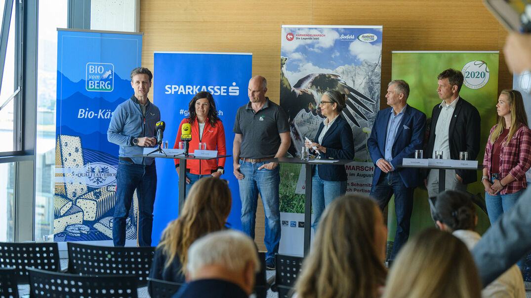 Ein Gruppenfoto auf der Pressekonferenz für den Karwendelmarsch.