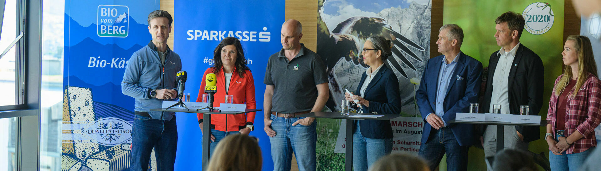 Ein Gruppenfoto auf der Pressekonferenz für den Karwendelmarsch.}