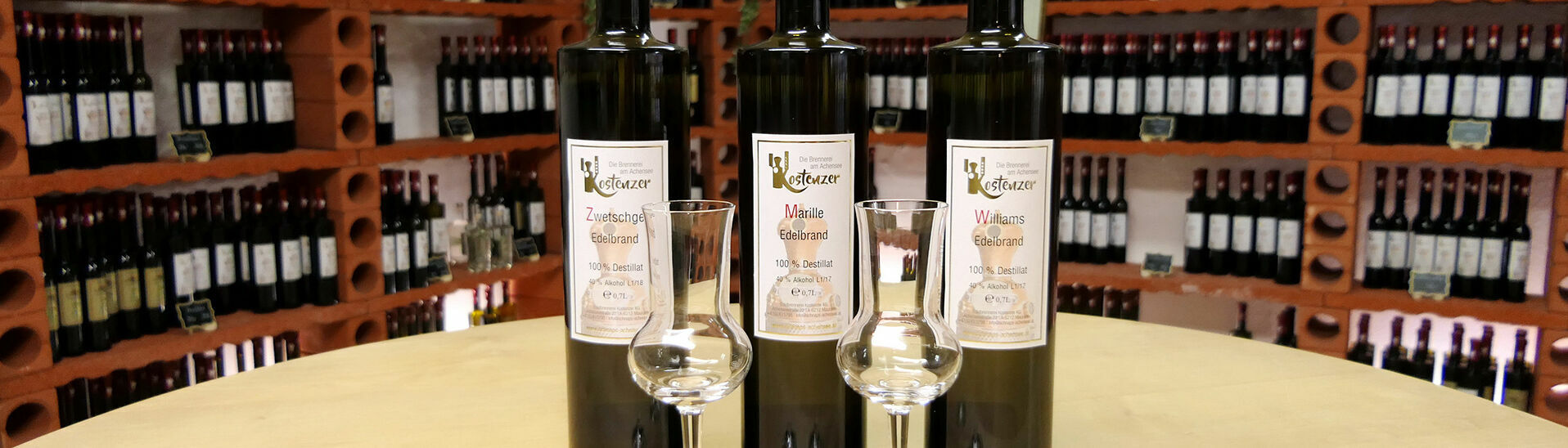 Die Edelbrennerei Kostenzer in Maurach am Achensee bietet eine riesige Vielfalt an unterschiedlichen Schnäpsen.}