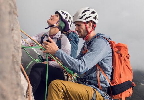 Climbing advanced: 2- Tageskurs Mehrseillängen Ein Mann und eine Frau klettern am Südgrat des Gufferts bei nebeligem Wetter.