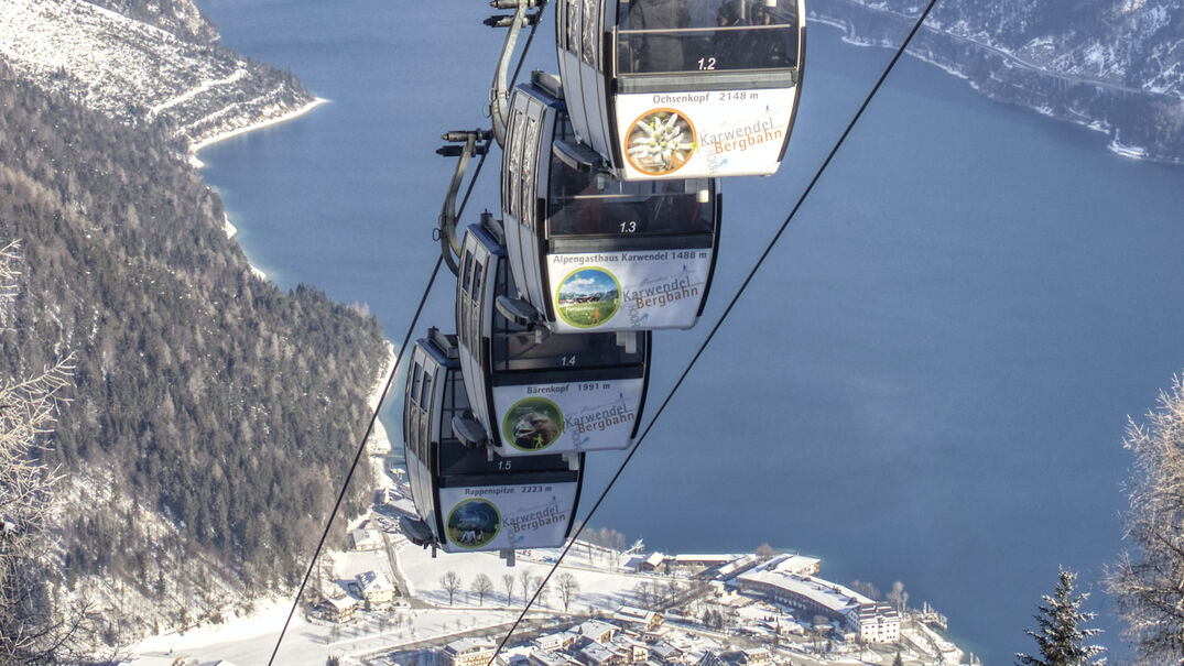 Karwendel-Bergbahn in Pertisau am Achensee Die Karwendel-Bergbahn bietet einen tollen Ausblick auf die winterliche Region Achensee und das gegenüberliegende Rofangebirge.