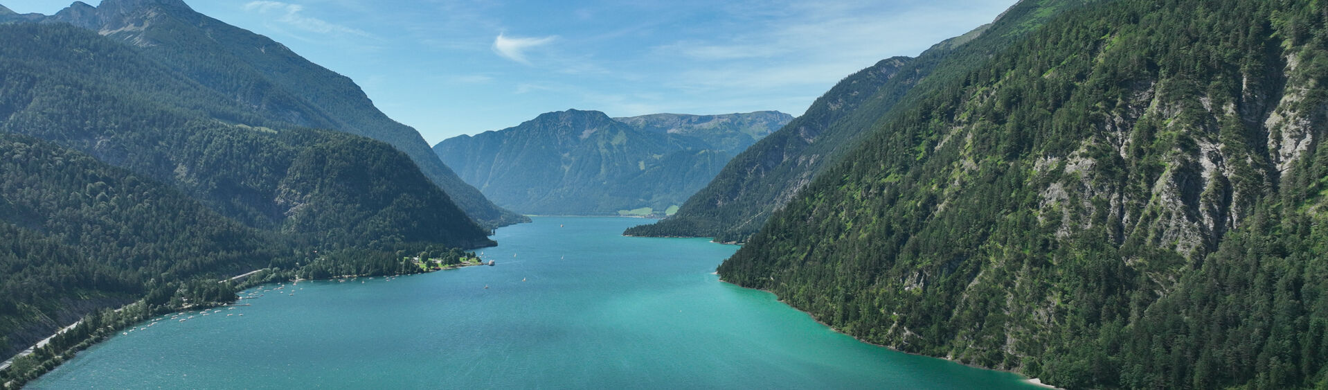 Der Blick von Achenkirch am Achensee auf das Tiroler Meer.