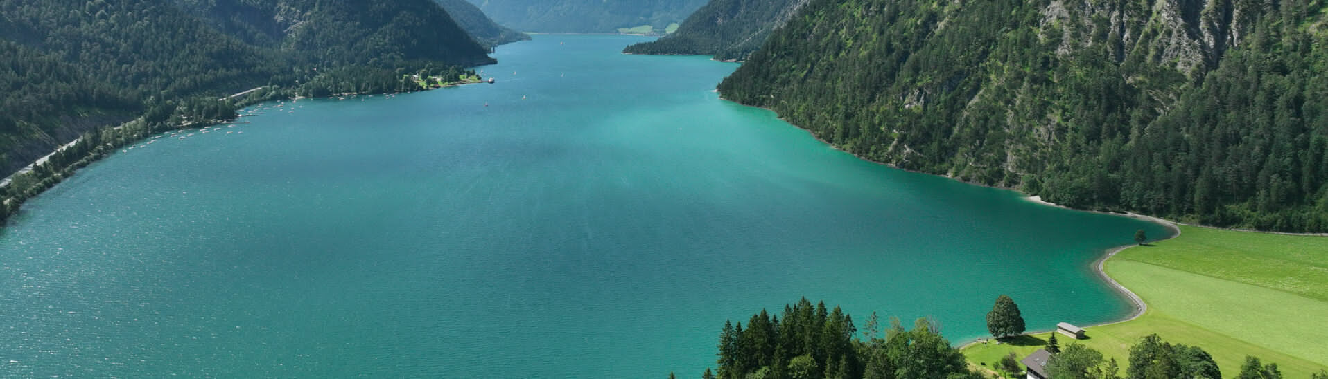 Blick auf den Achensee Der Blick von Achenkirch am Achensee auf das Tiroler Meer.}