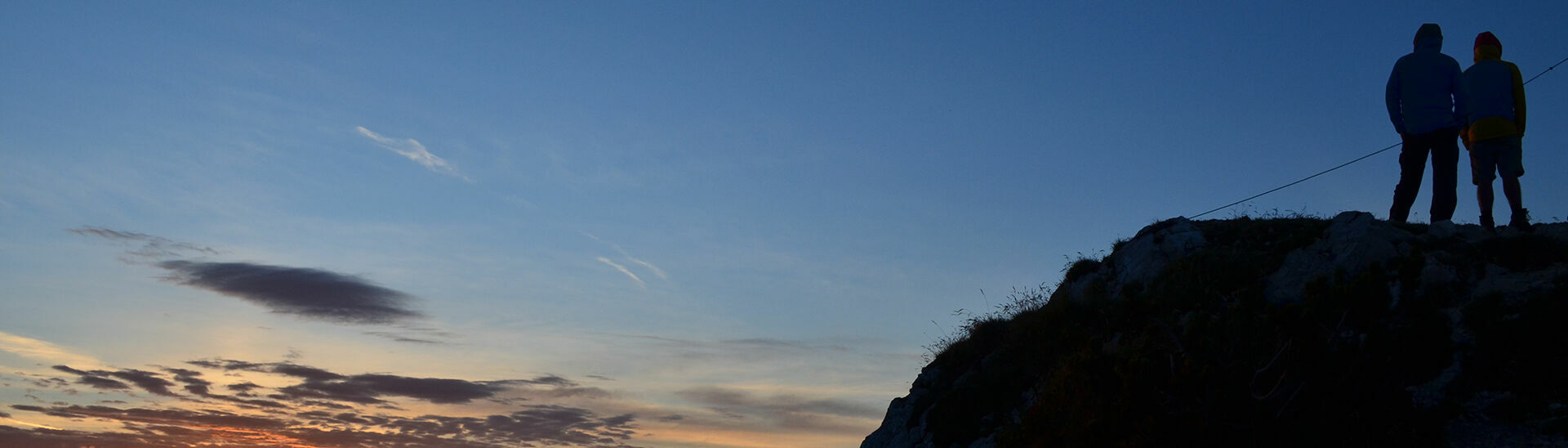 Sonnenaufgangstour auf das Ebner Joch Wanderer genießen den Sonnenaufgang vom Gipfel des Ebner Joch.}