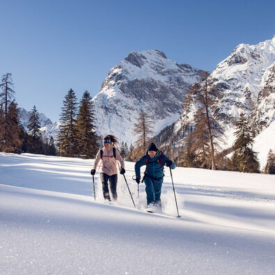 Mit den Schneeschuhen an den Füßen geht’s problemlos durch die Winterlandschaft des Falzthurntales im Naturpark Karwendel.