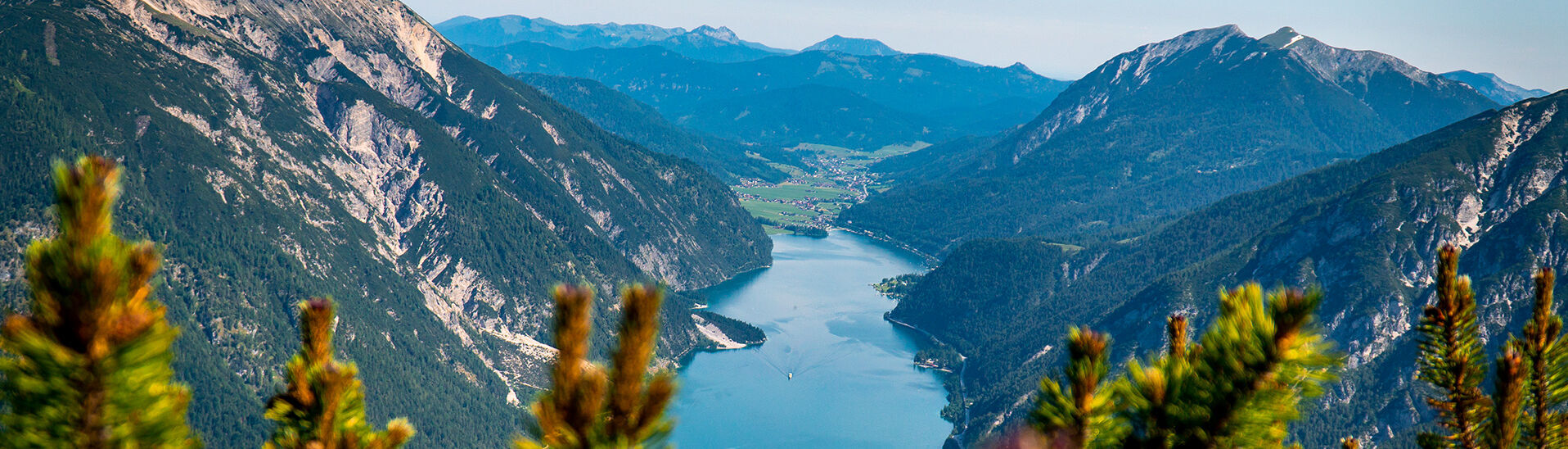 Ausblick vom Bärenkopf auf den Achensee Die Region bietet zahlreiche Wandertouren mit Blick auf den Achensee und die Dörfer rundherum.}
