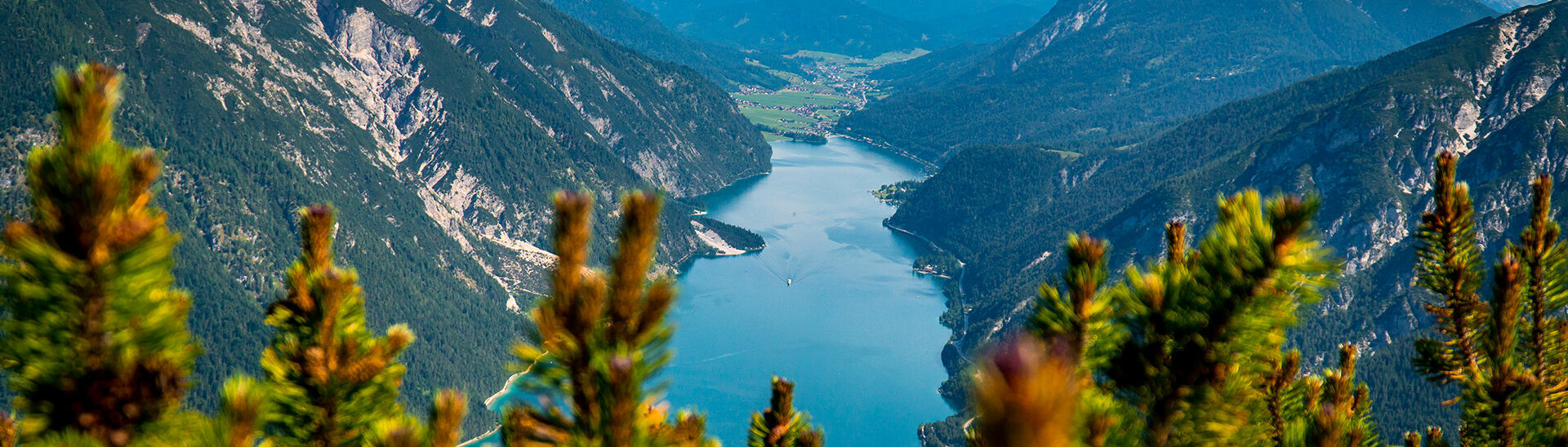 Die Region bietet zahlreiche Wandertouren mit Blick auf den Achensee und die Dörfer rundherum.}