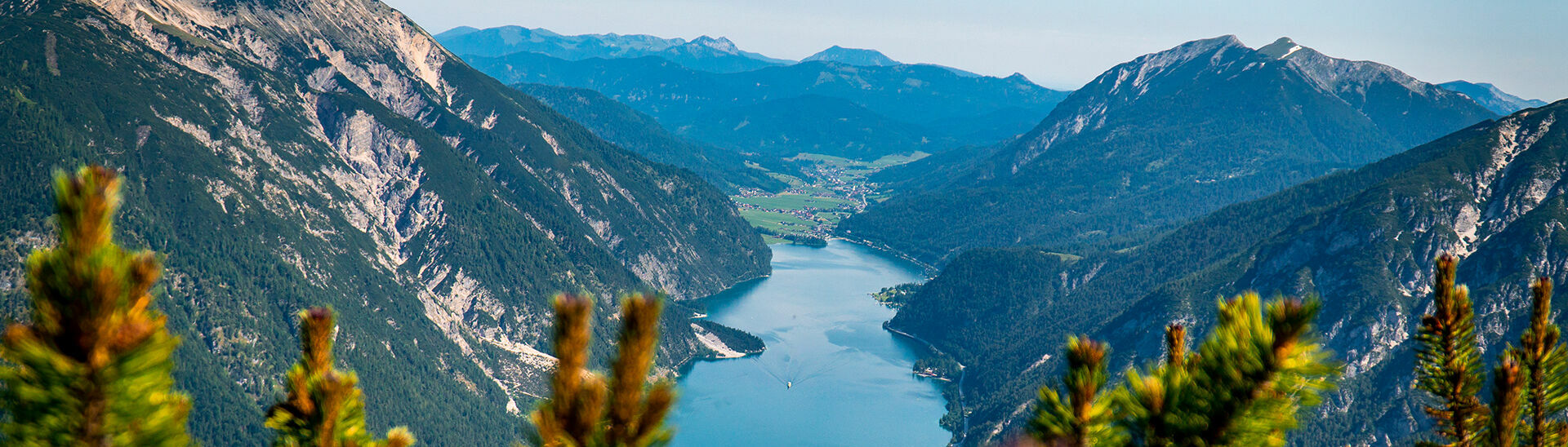 Ausblick vom Bärenkopf auf den Achensee Die Region bietet zahlreiche Wandertouren mit Blick auf den Achensee und die Dörfer rundherum.}