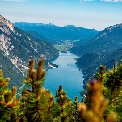 Die Region bietet zahlreiche Wandertouren mit Blick auf den Achensee und die Dörfer rundherum.