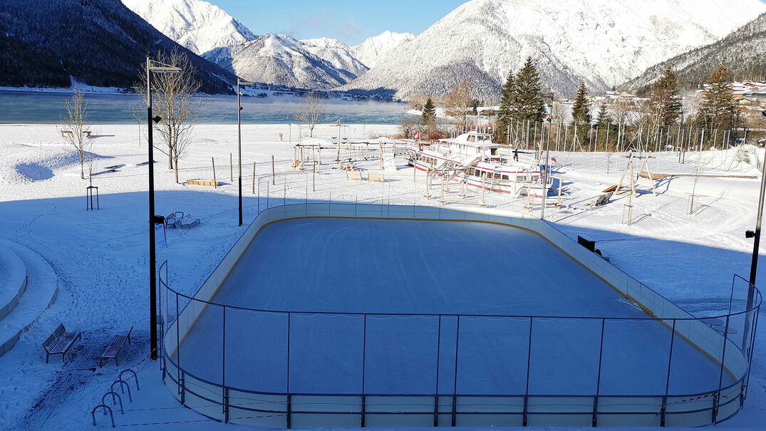 Eislaufen beim Atoll Achensee in Maurach Am Kunsteislaufplatz beim Atoll Achensee in Maurach kann man gemeinsam schöne Kurven drehen.