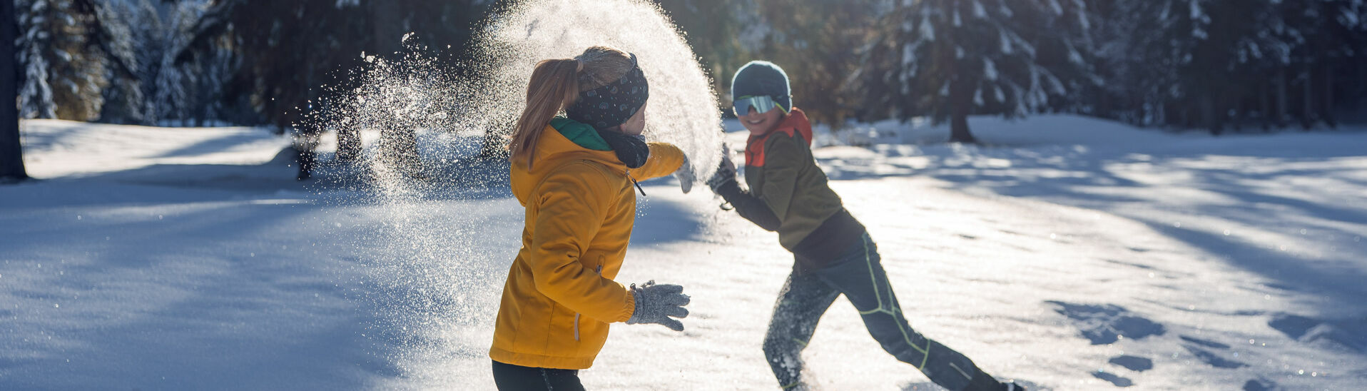 Winterzauber in den Karwendeltälern Zwei Geschwister toben im frisch gefallenen Neuschnee und genießen bei strahlendem Wetter die gemeinsame Zeit in den Karwendeltälern.}