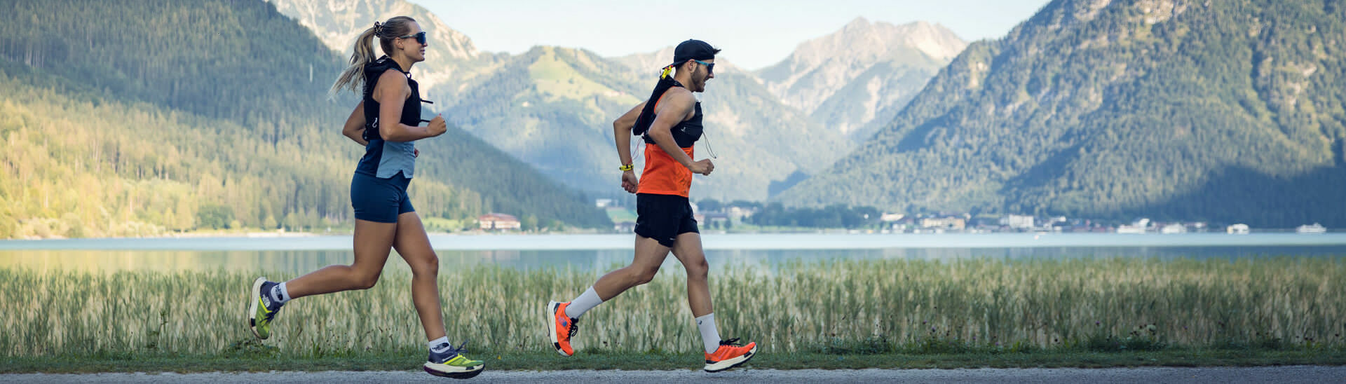 Laufen am Seespitz Zwei Läufer joggen bei schönem Wetter am Seespitz entlang, im Hintergrund ist der Achensee zu sehen.}