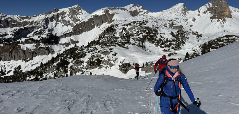 The participants of the 2025 ski touring camp are out and about in the Rofan mountains in glorious weather.