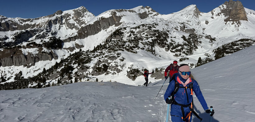 Die Teilnehmer des Skitourencamps 2025 sind bei herrlichem Wetter im Rofangebirge unterwegs.
