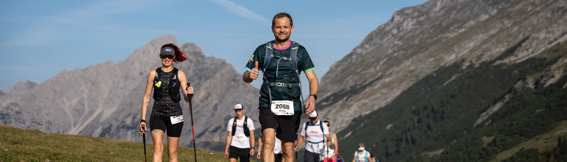 Die Teilnehmer auf der Eventstrecke des legendären Karwendelmarschs 2024 bei herrlichem Wetter.}