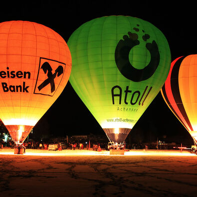 Beim Night Glow im Rahmen der Achensee Ballontage beleuchten die Ballone die Winternacht.
