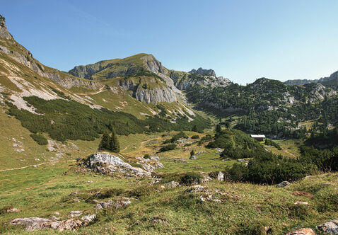 Der 320 Kilometer lange Adlerweg der durch das Rofangebirge führt bei strahlend blauem Himmel im Sommer.