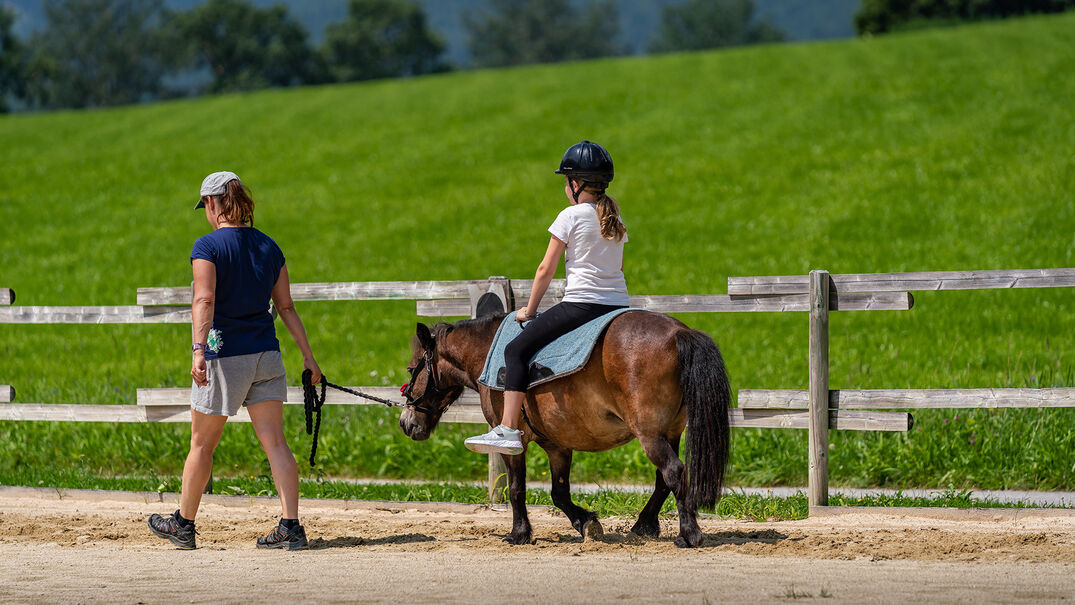 Ponyreiten in Maurach am Achensee ist für Kinder ein riesen Spaß.
