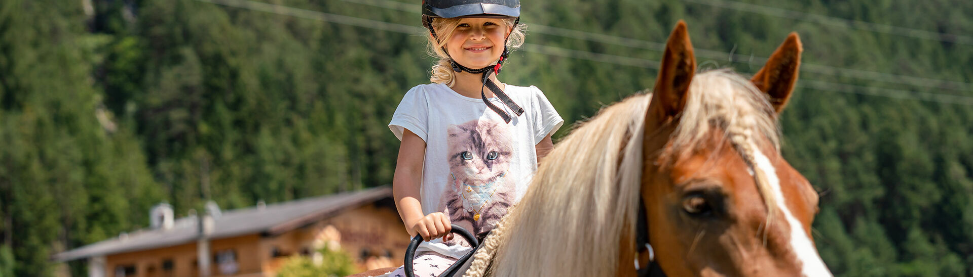 Ponyreiten in Maurach am Achensee ist für Kinder ein riesen Spaß.}