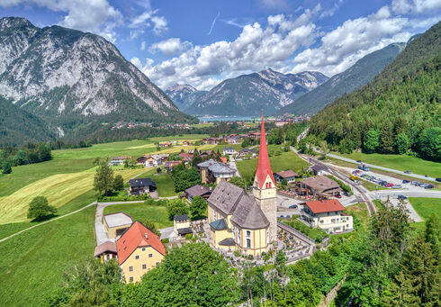 Eben am Achensee ist Ausgangspunkt zahlreicher Ausflugsziele. Der Blick fällt auf die Pfarrkirche "zur Heiligen Notburga".