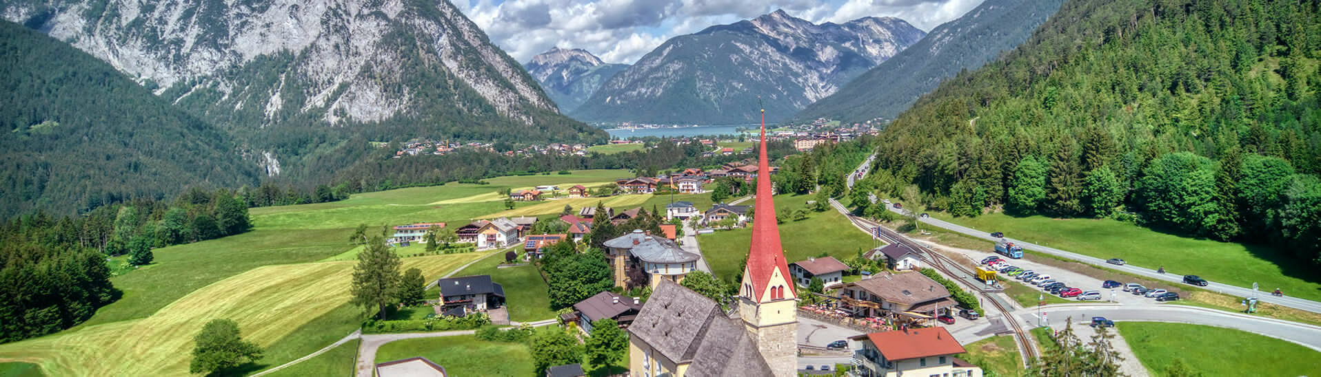 Eben am Achensee Eben am Achensee ist Ausgangspunkt zahlreicher Ausflugsziele. Der Blick fällt auf die Pfarrkirche "zur Heiligen Notburga".}