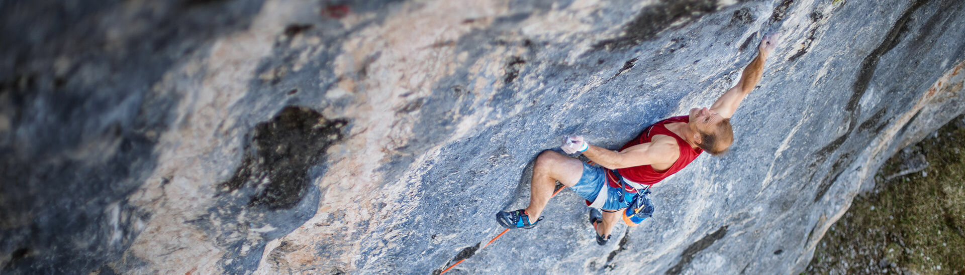 Klettern am Klobenjoch im Rofangebirge Ein Kletterer, der eine Steinwand des Klobenjoch im Rofangebirge hinaufklettert.}
