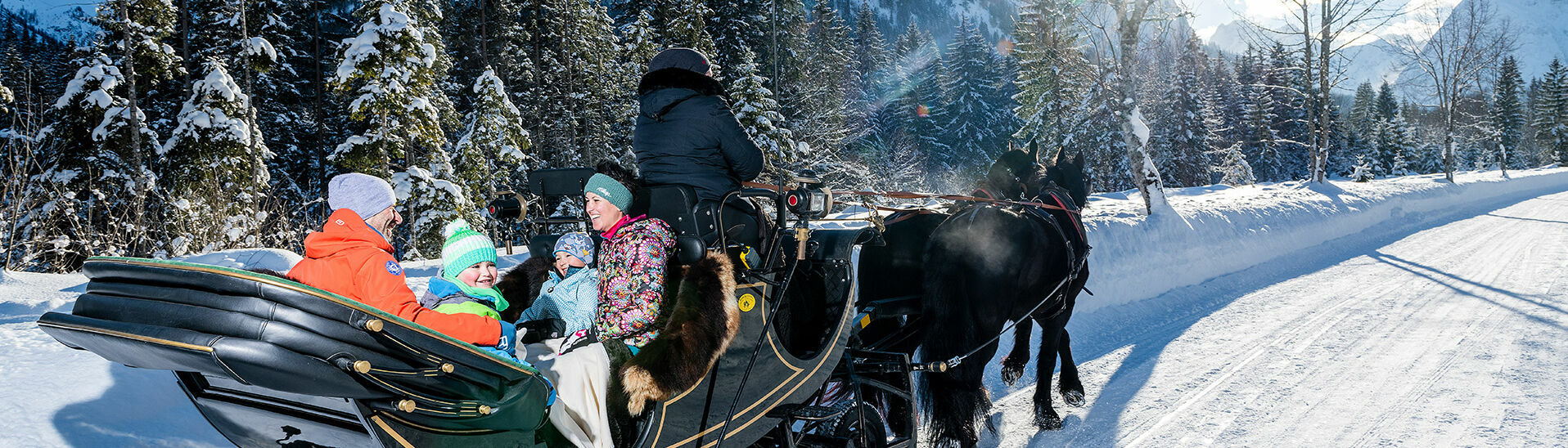 Pferdekutschenfahrt mit der Familie am Achensee Eine Pferdekutschenfahrt in die tief verschneiten Karwendeltäler ist für die ganze Familie ein Erlebnis.}