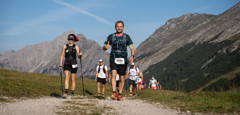 Die Teilnehmer auf der Eventstrecke des legendären Karwendelmarschs 2024 bei herrlichem Wetter.