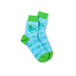 Wusel Wassergeist Kindersocken Achensee Bunte Socken in blau mit grünen Elementen. Das Design zeigt ein kreatives Muster, das ein fantasievolles Wesen sowie kleine Fische darstellt. Die Socken haben einen fröhlichen, spielerischen Stil.