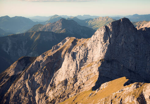Am Gipfel des Sonnjochs hat man einen guten Ausblick auf das Karwendelgebirge.