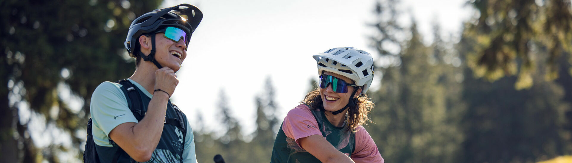 An einem sonnigen Herbsttag begeben sich zwei Mountainbiker auf eine Tour zur Köglalm in Achenkirch am Achensee. }