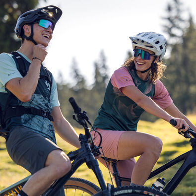 An einem sonnigen Herbsttag begeben sich zwei Mountainbiker auf eine Tour zur Köglalm in Achenkirch am Achensee. 