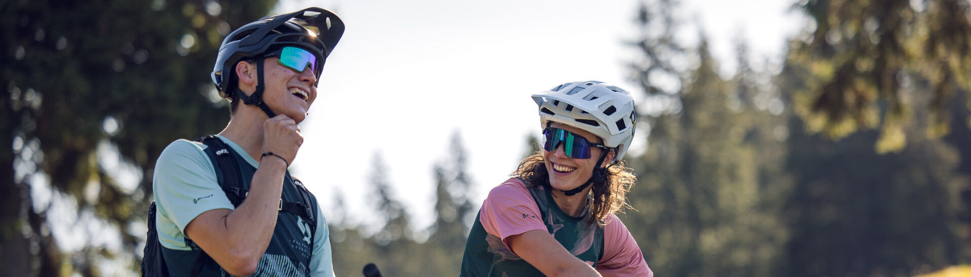 MTB-Tour zur Köglalm An einem sonnigen Herbsttag begeben sich zwei Mountainbiker auf eine Tour zur Köglalm in Achenkirch am Achensee. }