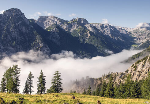 Das Nebelkleid legt sich hier mystisch über die Karwendeltäler des Naturparks.