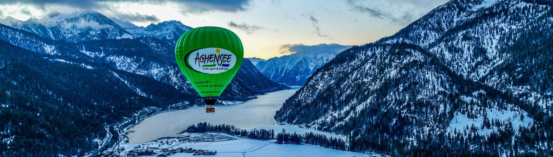 Ballonfahren im Winter Mit dem Heißluftballon über die Winterlandschaft am Achensee schweben und die Region somit aus der Vogelperspektive erleben.}