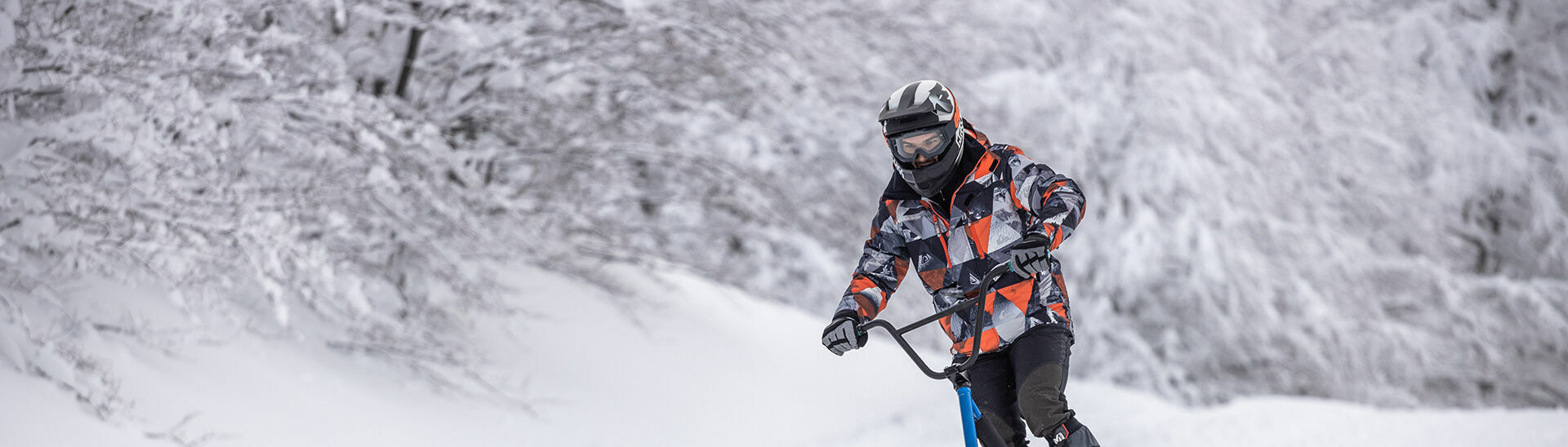 Snowbiken am Achensee Mit dem Snowbike geht es rasant die Pisten am Achensee runter.}
