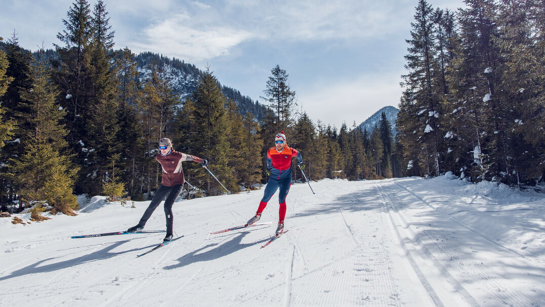 Langlaufen in Steinberg am Rofan Ein Paar genießt das Langlaufvergnügen in Steinberg am Rofan umringt von schneebedeckter Landschaft.