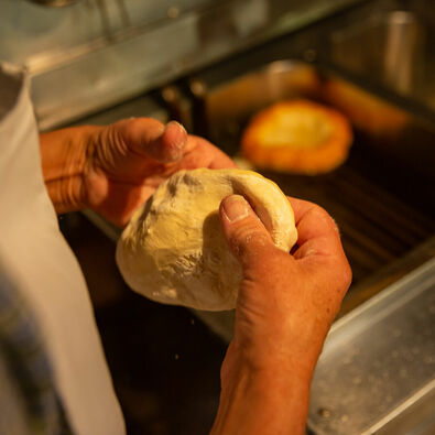 Tasty traditional dishes are served at the Achentaler Kirchtag in the history museum Sixenhof.