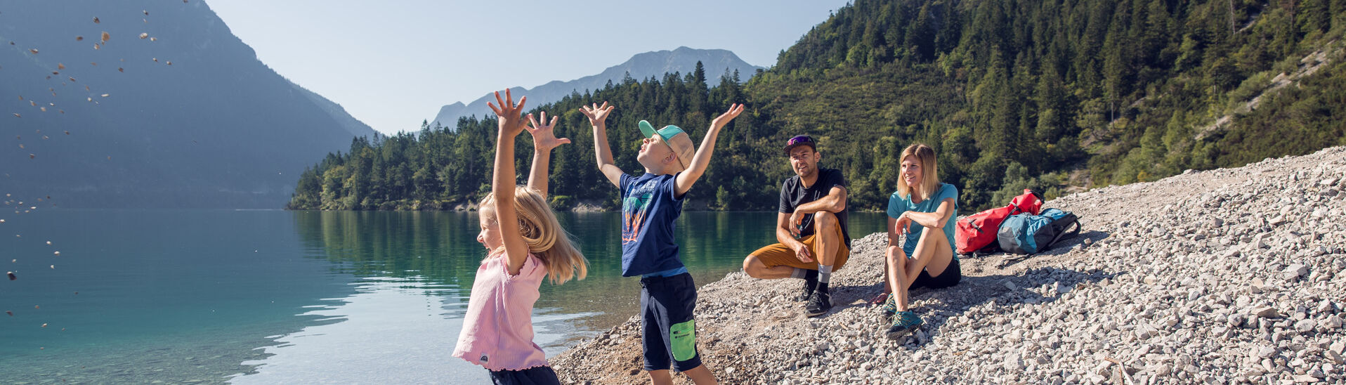 Eine Familie erkundet den Gaisalmsteig bei strahlendem Wetter und lässt sich von der Naturlandschaft verzaubern.}