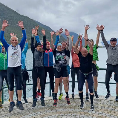 Eine Läufergruppe macht Luftsprünge beim Gedanken an den bevorstehenden Lauf am Achensee. 