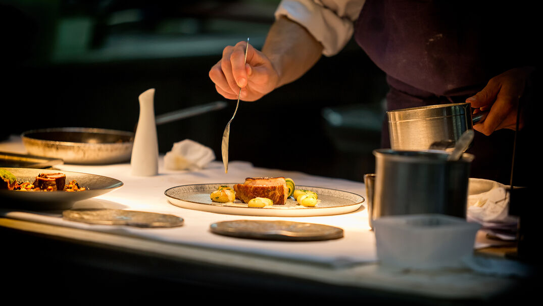 Kulinarik am Achensee Die Kulinarik am Achensee ist ein Genuss für Gaumen & Seele. Hier ziert ein Fleischgericht das Bild.