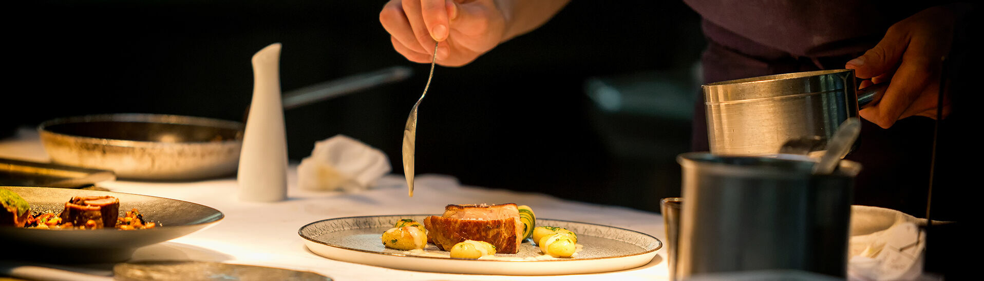 Kulinarik am Achensee Die Kulinarik am Achensee ist ein Genuss für Gaumen & Seele. Hier ziert ein Fleischgericht das Bild.}
