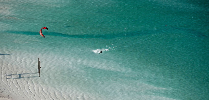 Die Wassersportart Kitesurfen am Achensee actionreich erleben.