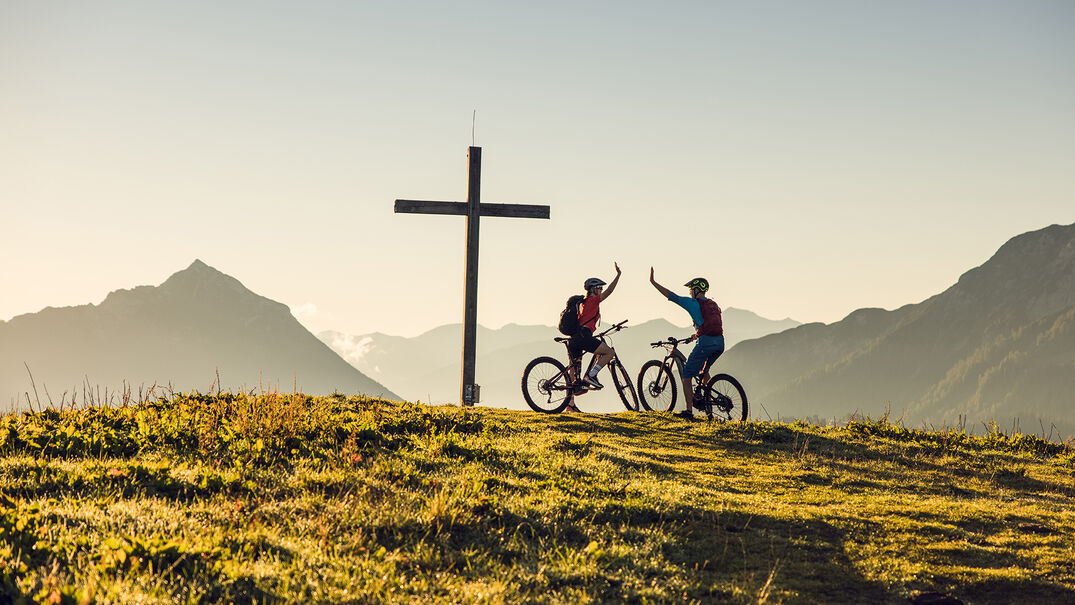 Mountainbiker und E-Mountainbiker treten gemeinsam in die Pedale bis zum Tagesziel dem Feilkopf in Pertisau am Achensee.
