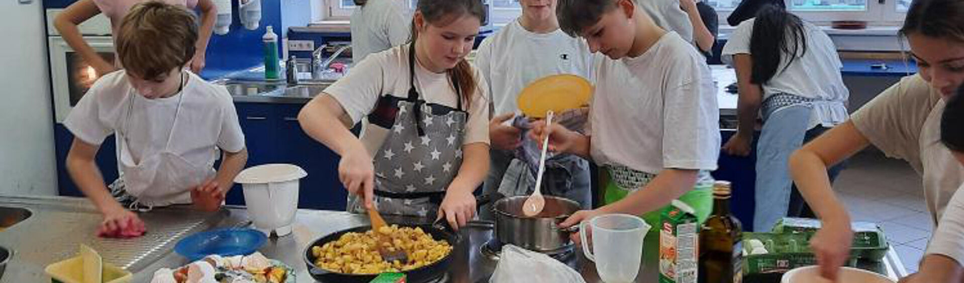 Die Schüler der Hauptschule Achensee lernen viel für ihre Zukunft im Fach Ernährung und Haushalt.